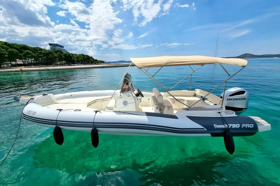 Boat trip along the coast of Brac island