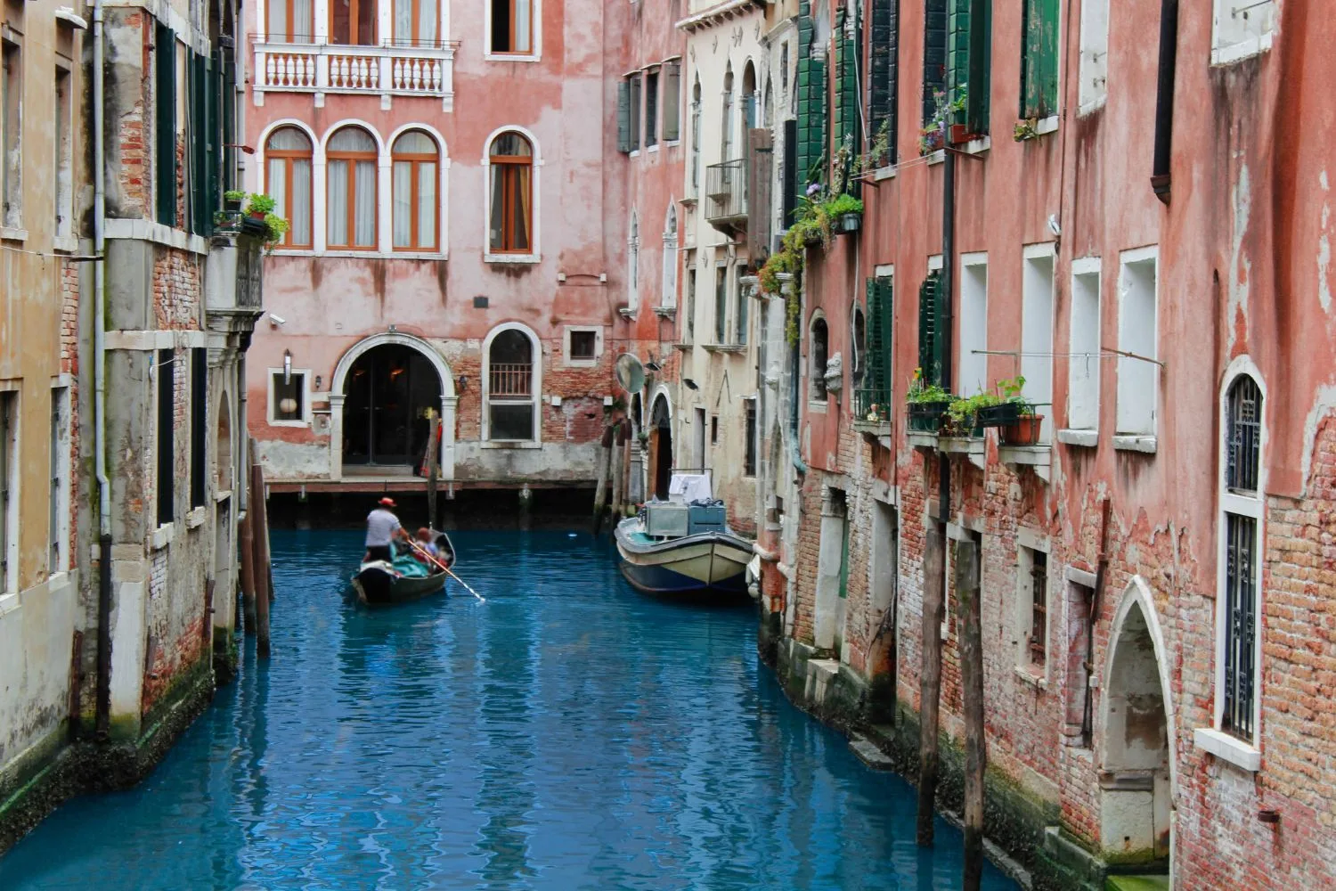 Gondola on a Venice canal lined with pastel-coloured buildings, Zagreb to Venice private transfer